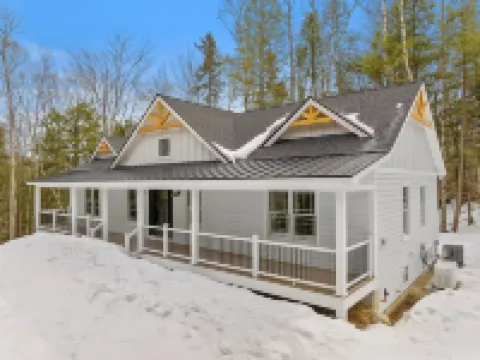 King’s Lodge in Woodstock – Sleeps 9, Family Retreat!