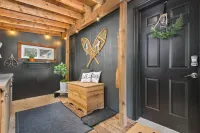 Unforgettable Riverside Experience, Hot Tub, Fire-Pit. 1 Mile to Golf.