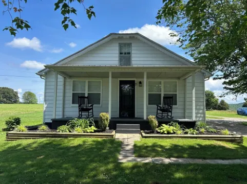 Cozy modern farmhouse w/ garage- Only 5 miles to Lake Cumberland!