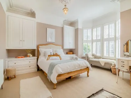 *Pierside Coastal Retreat* Luxury, family friendly, sleeps 10. Steps to the sea. Отели рядом с достопримечательностью «Clevedon Pier and Heritage Centre»