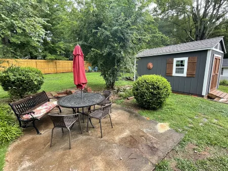 Mid-Century Magnolia 1950s Bungalow in Marietta GA Отели в г. Мариетта