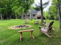 Slice of Heaven with 3,000' Shoreline on the "Crown Jewel" in the Northwoods Hotel dekat SkiMECCA Cabin