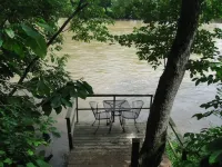 Vintage River Cabin, Log, Riverfront, Fireplace, dock, hottub, skylights, CHARM