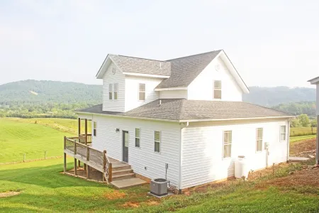 Mountain Views & Tranquil Surroundings.  Hot Tub!