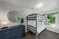 Sunset House - Luxury Pool and Hot Tub Retreat