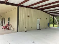 PERFECTLY CUTE COUNTRY BARDOMINIUM ON 11 ACRES Hotels in Grimes County