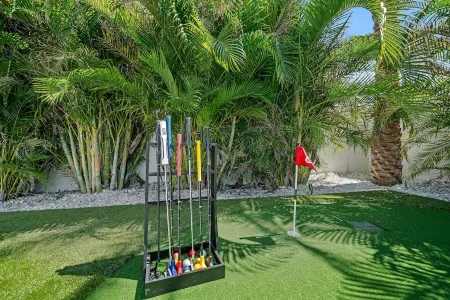 Launch Pad 5/4.5 with En Suites- Beach access