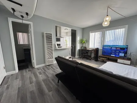 Cozy apartment just 11 minutes drive to Long Beach Cruise Terminal Отели рядом с достопримечательностью «Нейплс»