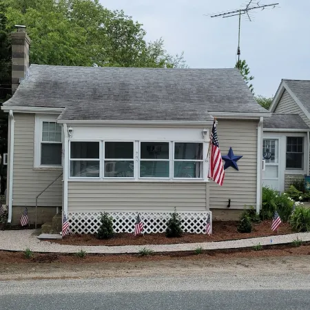Cozy Cottage in Snug Harbor, minutes to the beach (pet friendly)