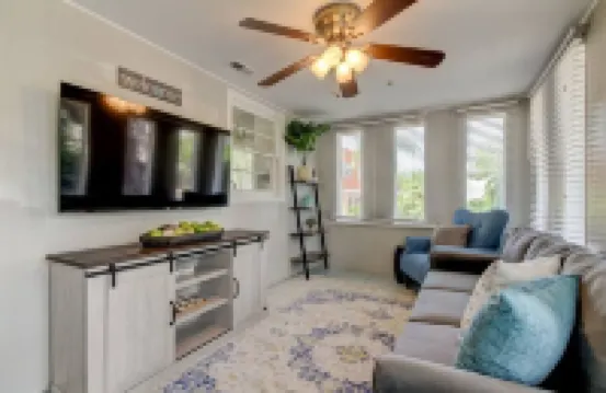 HOLIDAY SALE! Nice Downtown Dunedin Bungalow!