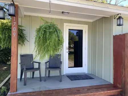 Jubilee Cottage in the heart of Daphne! Отели в г. Болдуин