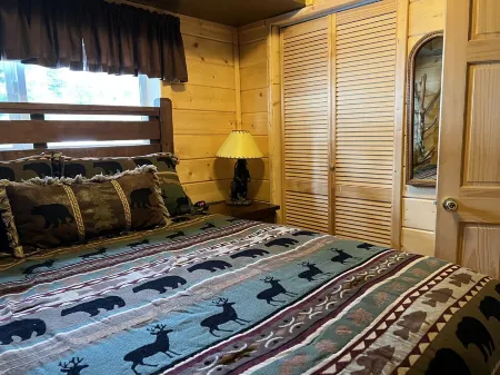 Luxury Cabin Ridge Top View in the Pines 5 queen beds Отели в г. Duck Creek Village