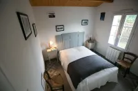 OLD: charming house 100m from the beach (2 bedrooms, 2 bathrooms) Hotels in Noirmoutier En L'Ile