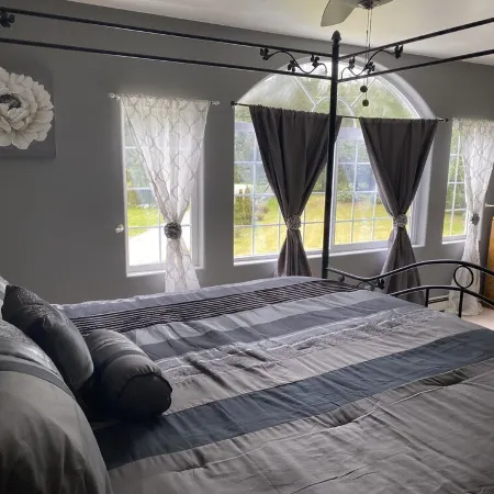 Beautiful valley retreat only 2.6 miles from the glacier and close to airport!