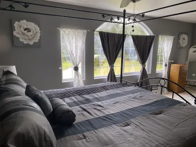 Beautiful valley retreat only 2.6 miles from the glacier and close to airport! Các khách sạn gần University of Alaska Southeast