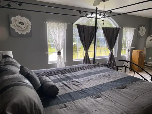 Beautiful valley retreat only 2.6 miles from the glacier and close to airport!
