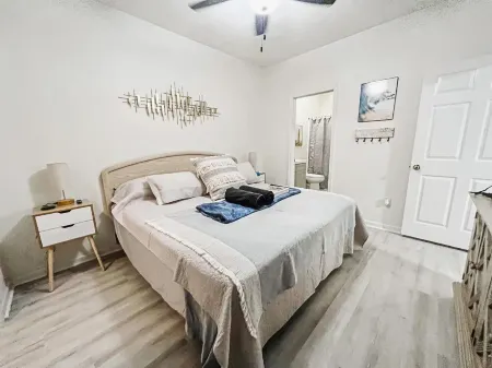 Blue Haven-Beach Condo with Pool and Hot Tub