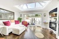 Stunning 4 Bedroom House - Hot tub+Gym - Sleeps upto 8 -Escape London, in London