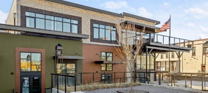 Perfect for Couples-Walk Everywhere-Luxe Apt Ξενοδοχεία στην πόλη Rogers