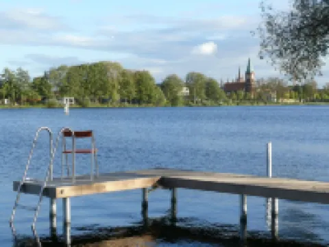 House on the Havelbogen directly on the water with canoe and jetty, garden apartment Hotéis em Werder
