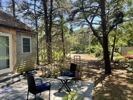 Modernized, renovated, cozy cottage steps away from a private beach. Отели в г. Истам