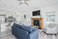 Charming  2-bedroom house with AC, WiFi with mountain and lake views!