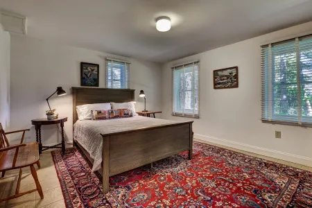 TWO BLOCKS FROM MAIN ST 5 BDRM/ 3 BA, WiFi. HD. Отели рядом с достопримечательностью «Sunrise Rock by Highlands-Cashiers Land Trust»