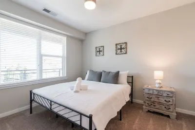 5min to Uptown! Suite Stay~Lux Condo w/FREE Parking~ KING BED~LONG TERM Welcome!