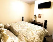 The Moriah- An exquisitely decorated home with an 1800's look located in town. - 4-Star