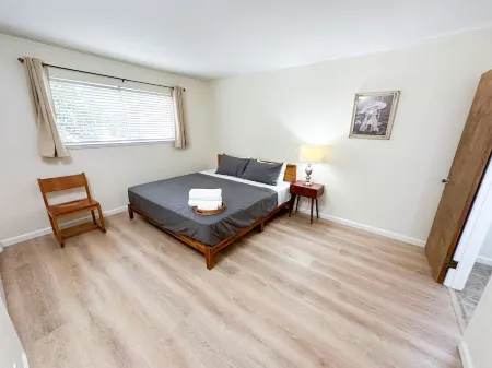 Peaceful Near Campus Home