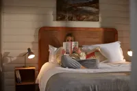 Cottage retreat in wooded secluded private grounds