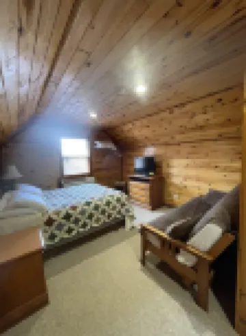 Hillside Hideaway West just 1/2 mile from Current River!