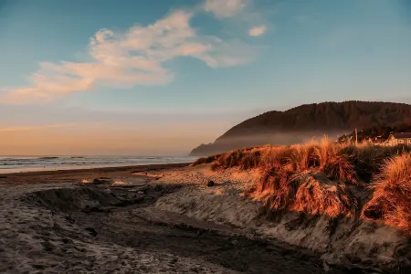 Laneda Landing: Modern, Hot Tub, off Main street in Manzanita