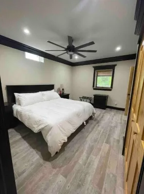 Eagle River Retreat~hot tub~riverfront!