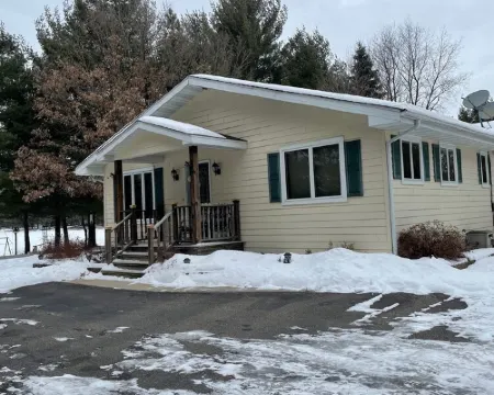 Quiet Lake with Kayaks and Direct Beach Access! 馬凱特縣酒店