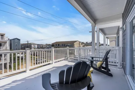 Top Floor Balcony, 2 Blocks to Beach, Park 2 Cars, Linens + Towels included
