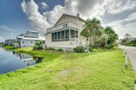 Comfy family friendly house, short stroll to the beach!