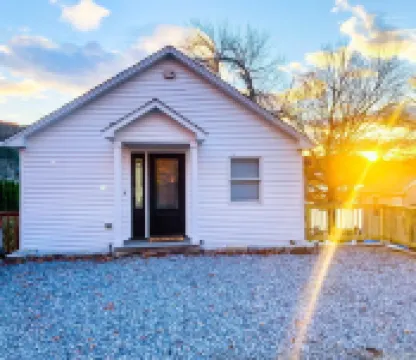 Enjoy Lakefront Sunsets in Cozy 2BR Cottage Escape