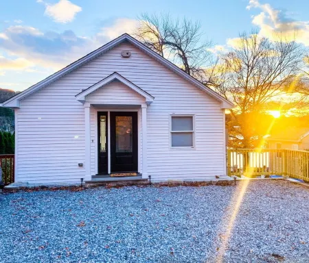 Enjoy Lakefront Sunsets in Cozy 2BR Cottage Escape