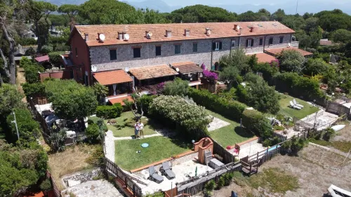 Apartment with garden on the beach.