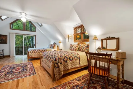 Hummingbird Hideaway - Mountain home with view just outside Highlands, NC. Отели рядом с достопримечательностью «Sunrise Rock by Highlands-Cashiers Land Trust»