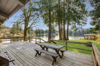 Lake Front Retreat at Cain Lake