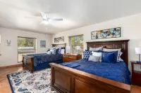 99 Palms Events: BARN, Pool, games, grass, 6 beds Desert Glen Shopping Center附近的飯店