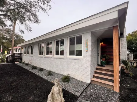 Beautiful, comfortable modern home, 1.5 blocks from the BEACH & Center Ave