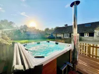 6 Bed, 4 Bath, Cottage in the Cotswolds with Wood Fired Hot Tub. Sleeps 11-14