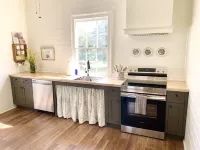 The Jones House: 5 Min to Vir, Historic 4-Bedroom Home
