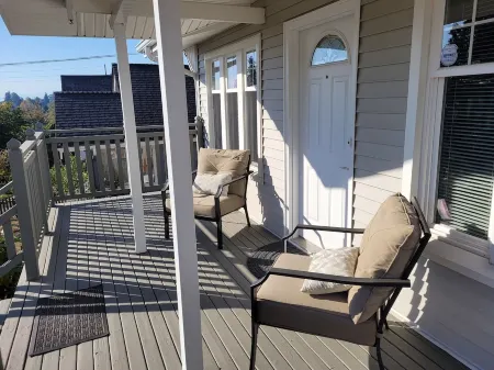 Comfortable 2-bedroom, 2 decks, walking neighborhood, & minutes to downtown. Отели рядом с достопримечательностью «Библиотека Сиэтл Метафисикал»