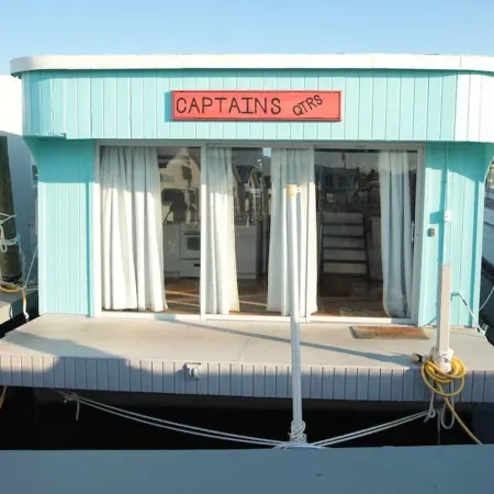 Aqua Lodge Houseboat "Captain's Quarters"
