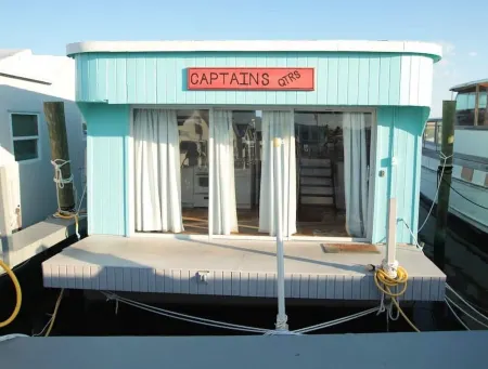 Aqua Lodge Houseboat "Captain's Quarters"