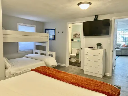 Cozy Dog Friendly Beach House -Walk to Beach, State Park, Restaurants and More! Отели рядом с достопримечательностью «Парк штата Ферст Ландинг»